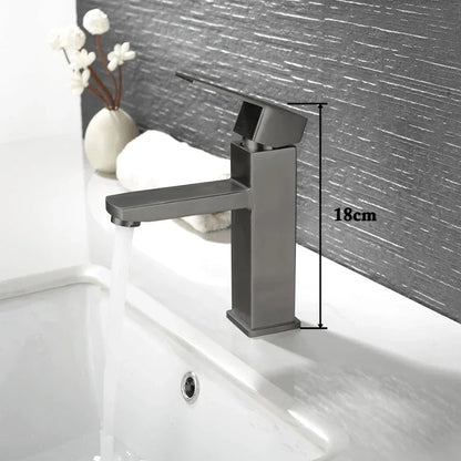 Robinet noir en inox brossé, contraste élégant