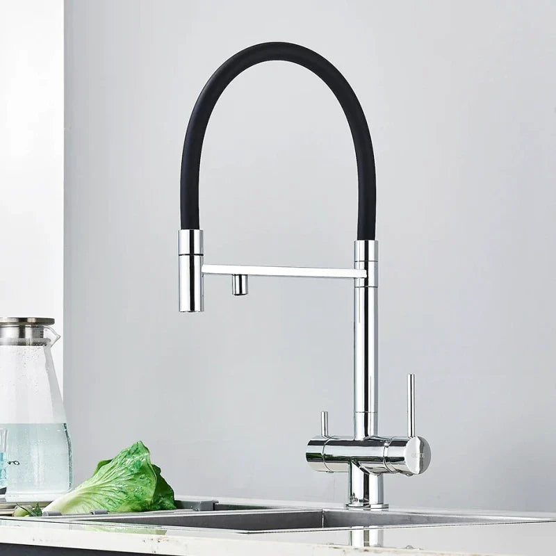 Robinet de cuisine en chrome poli avec surface réfléchissante
