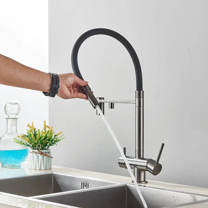 Vue latérale d'un robinet moderne gris mat pour cuisine