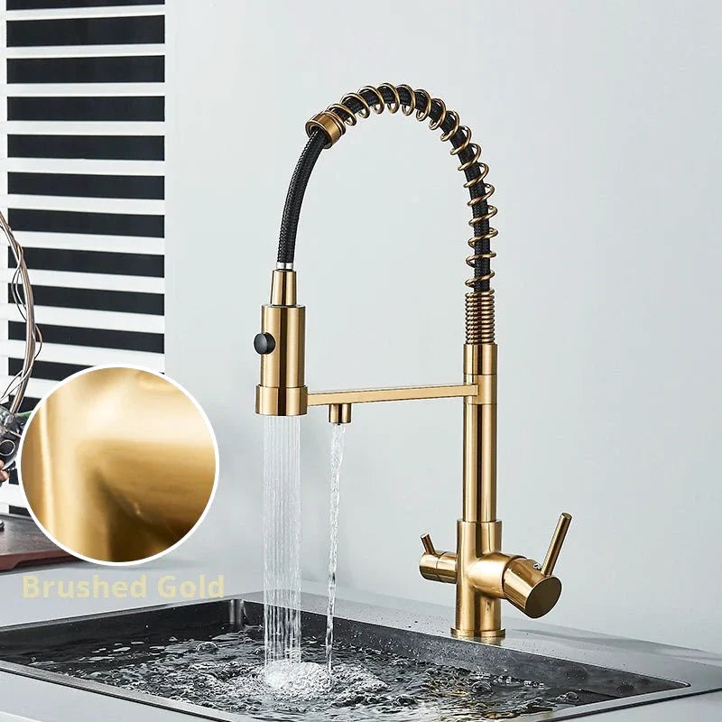Vue latérale d'un robinet or brossé avec design raffiné