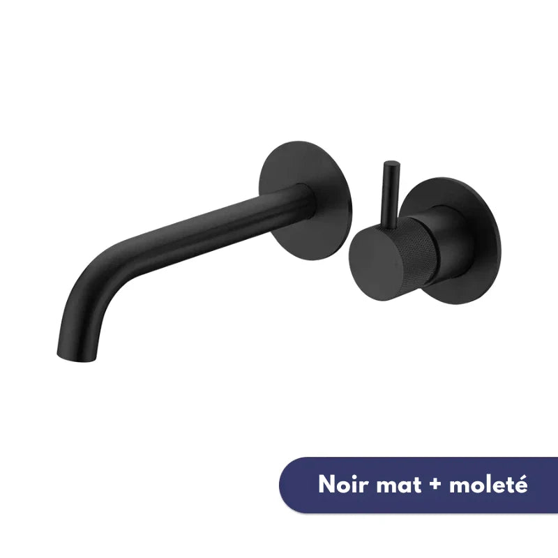 Robinet mural noir mat, gros plan sur le motif moleté