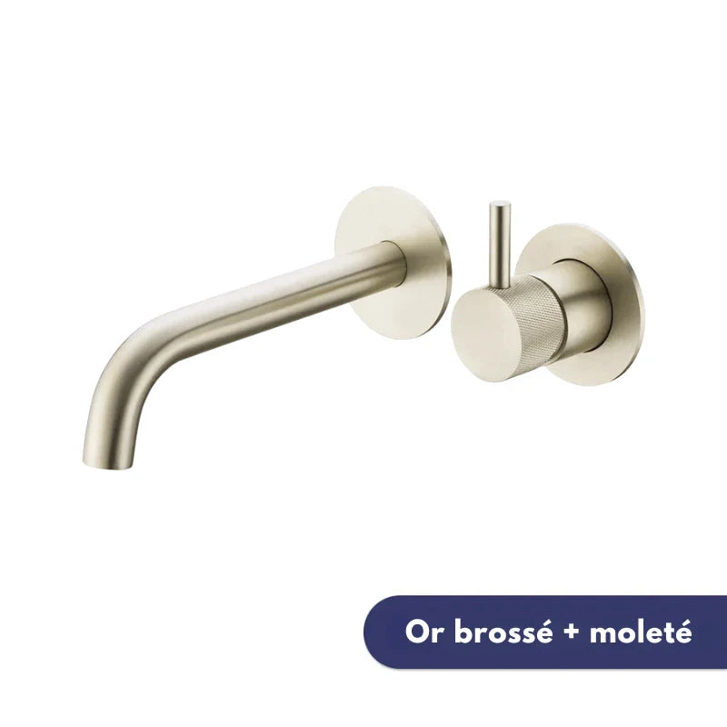 Robinet mural or brossé, détail du motif moleté