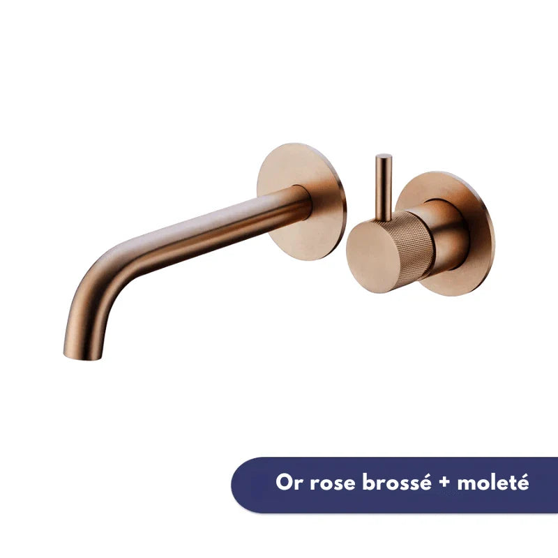 Robinet mural or rose brossé, accent sur le motif moleté