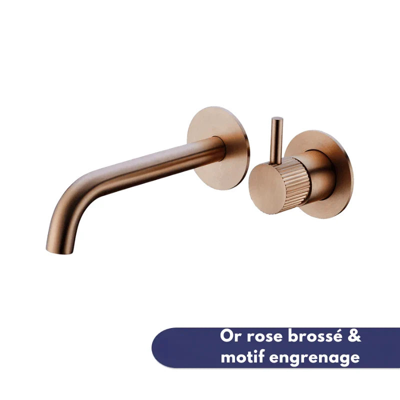 Robinet mural or rose avec motif engrenage, vue de face