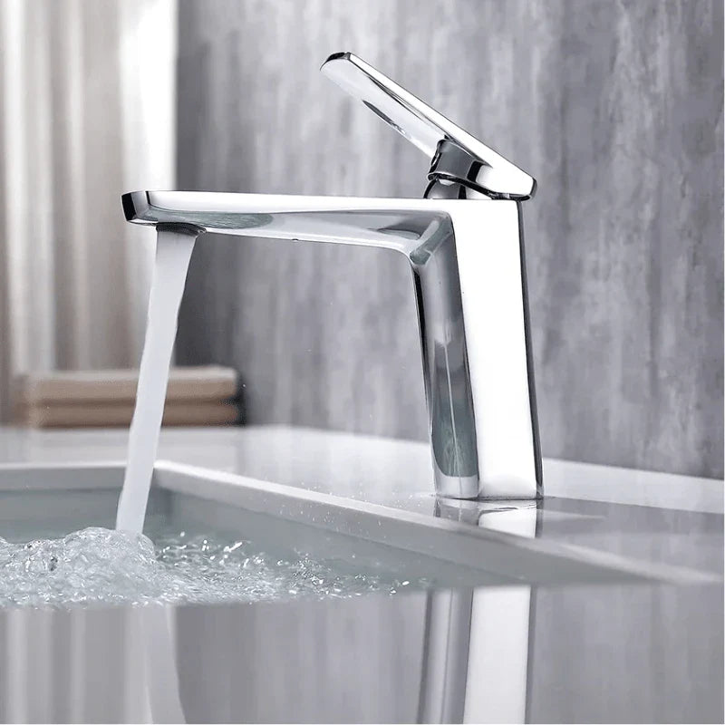 Robinet doré avec jet d'eau sans éclaboussures