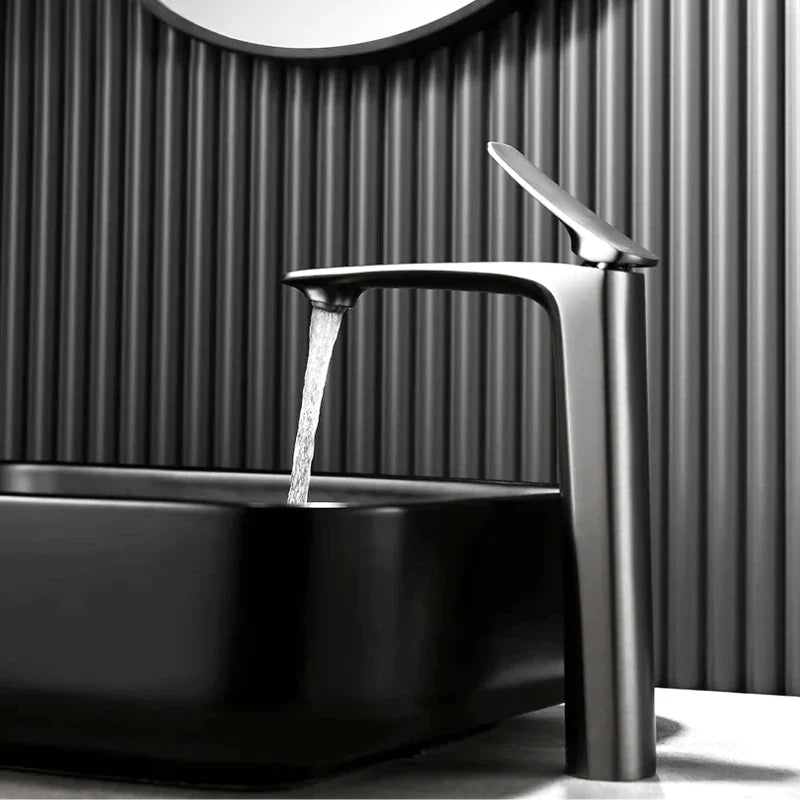 Vue d'ensemble du robinet gris brossé, style contemporain