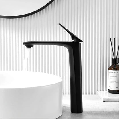 Robinet noir mat, design élégant et minimaliste