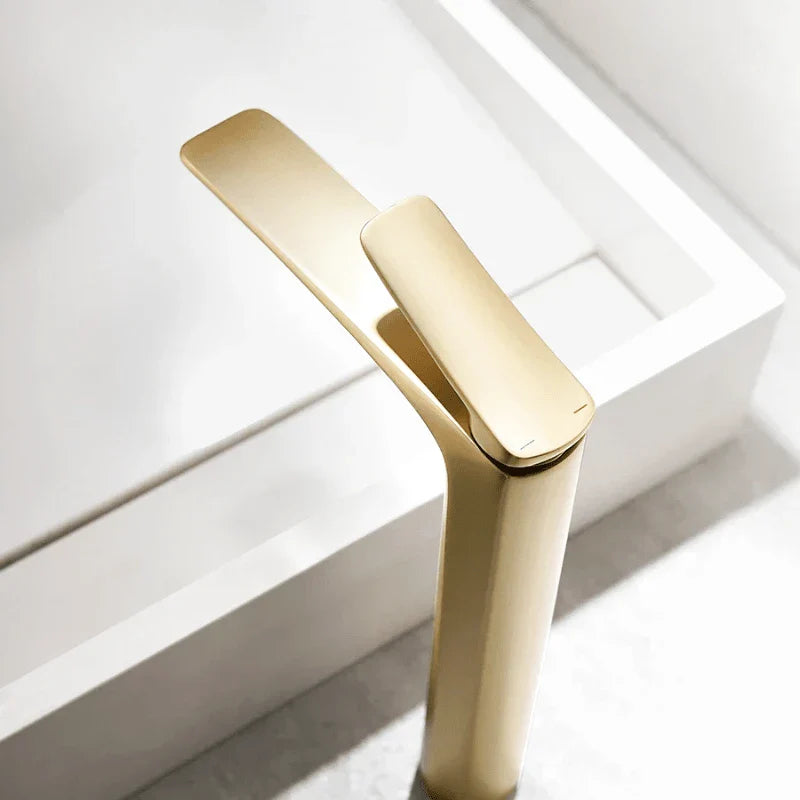 Robinet en laiton or brossé, allure luxueuse
