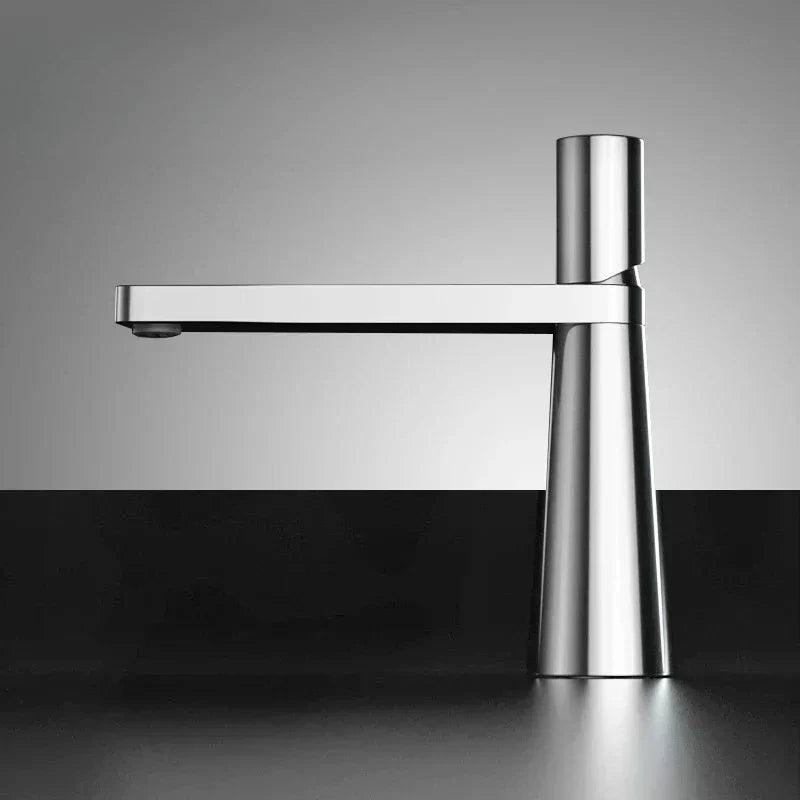 Vue de dessous d'un robinet noir et argent avec design moderne