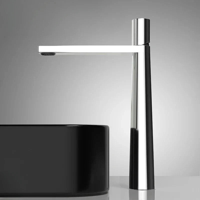 Robinet noir et argent avec finition métallique brillante
