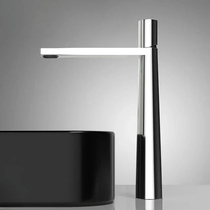 Robinet noir et argent avec finition métallique brillante