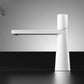 Vue de dessous d'un robinet noir et blanc avec design épuré