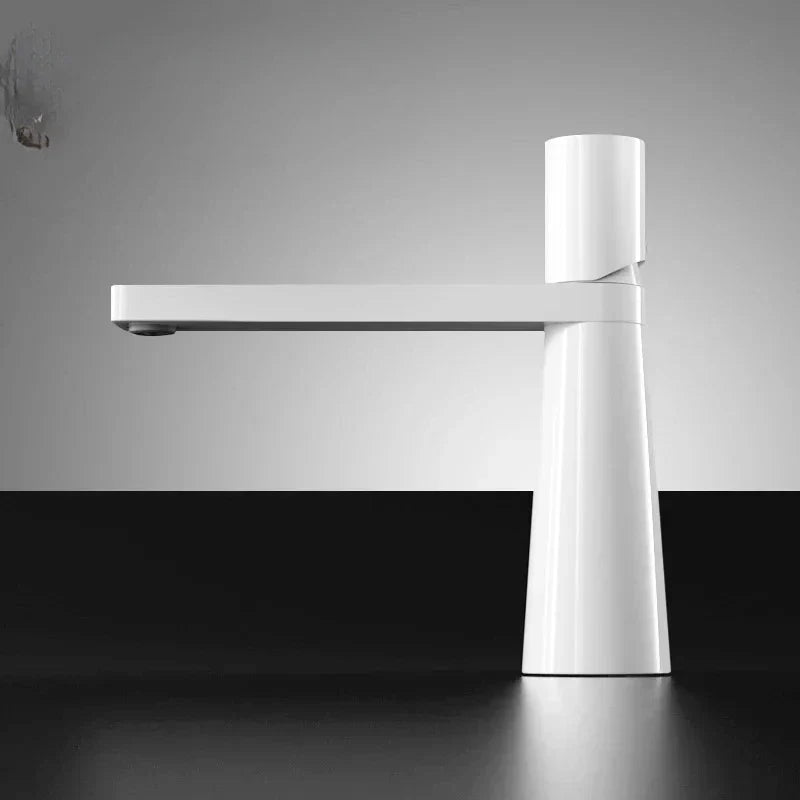 Vue de dessous d'un robinet noir et blanc avec design épuré