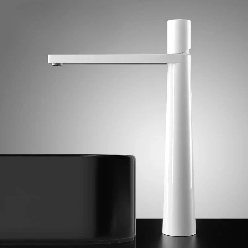 Robinet noir et blanc avec contraste de couleurs élégant