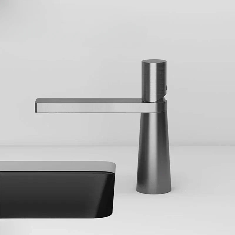 Robinet noir en gris mat avec design minimaliste