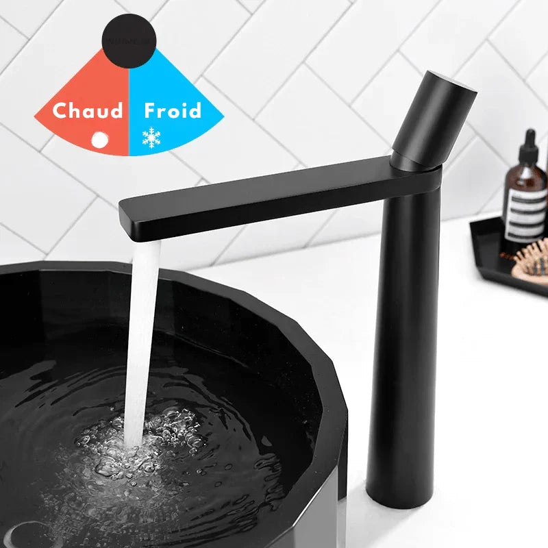 Robinet noir avec poignée ergonomique vue de côté