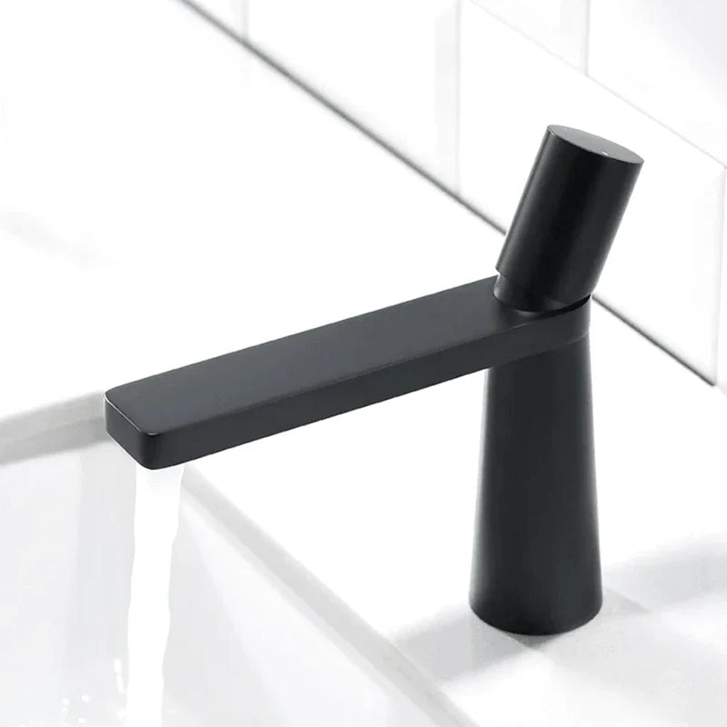 Robinet noir avec poignée ergonomique et finition mate