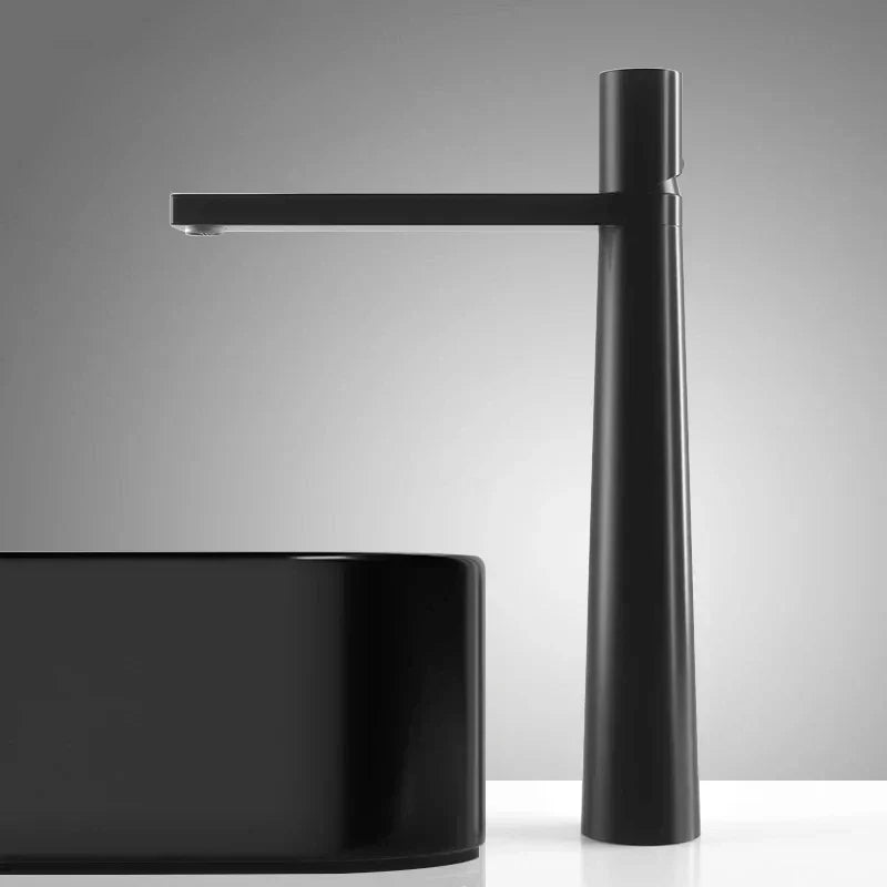 Vue de dessus d'un robinet noir avec poignée ergonomique