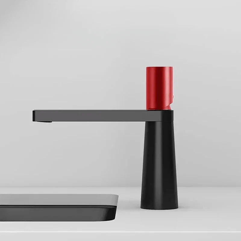 Vue de dessous d'un robinet noir avec accents rouges