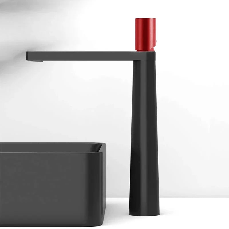Robinet noir avec détails rouges et poignée ergonomique