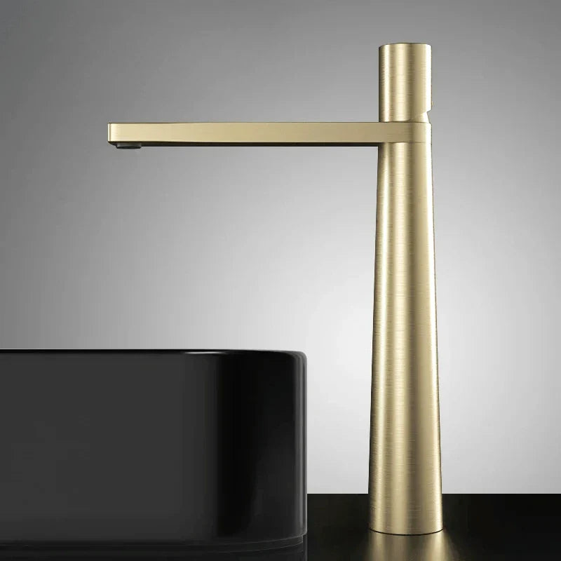 Robinet noir et or brossé avec finition texturée