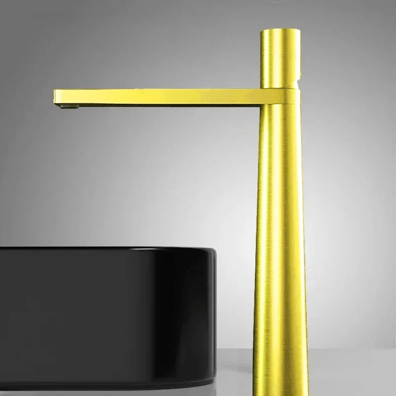 Robinet noir et or avec finition brillante vue de profil