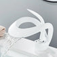 Robinet blanc avec effet cascade, design épuré