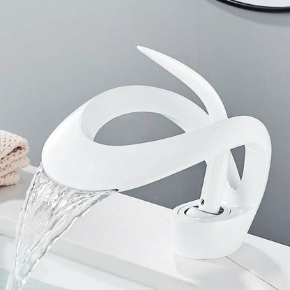 Robinet blanc avec effet cascade, design épuré