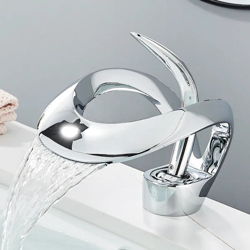 Robinet chrome avec effet cascade, finition brillante