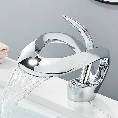 Robinet chrome avec effet cascade, finition brillante