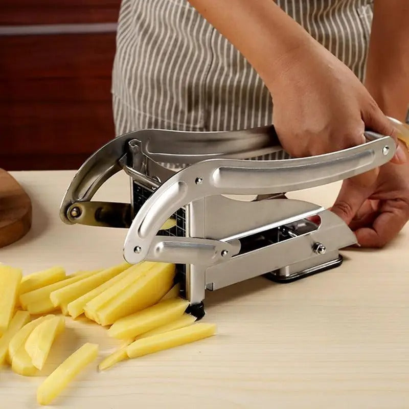 Zoom sur la poignée ergonomique du coupe-frites en action