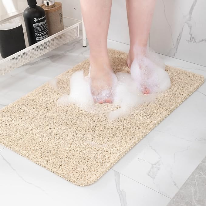 Vue rapprochée de la texture loofah du tapis de bain