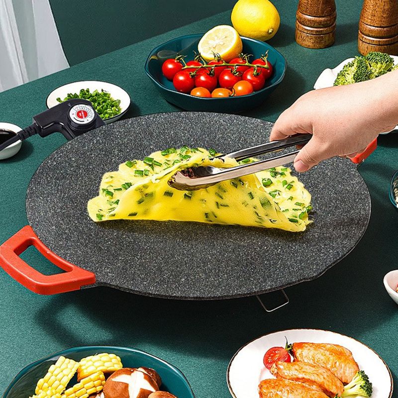 Gril électrique sur un comptoir de cuisine moderne