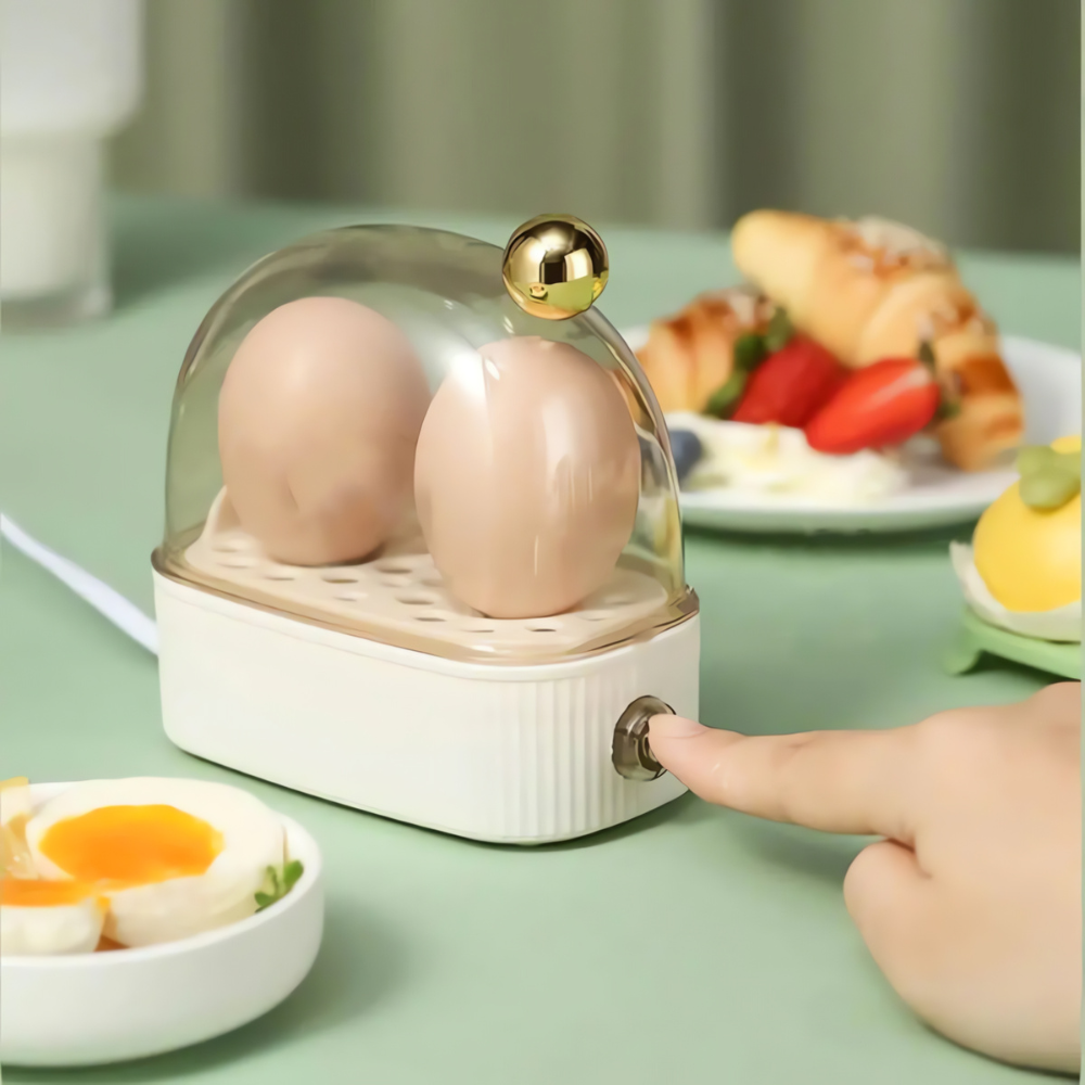 Vue de dessus du cuit-oeufs avec deux œufs en cuisson